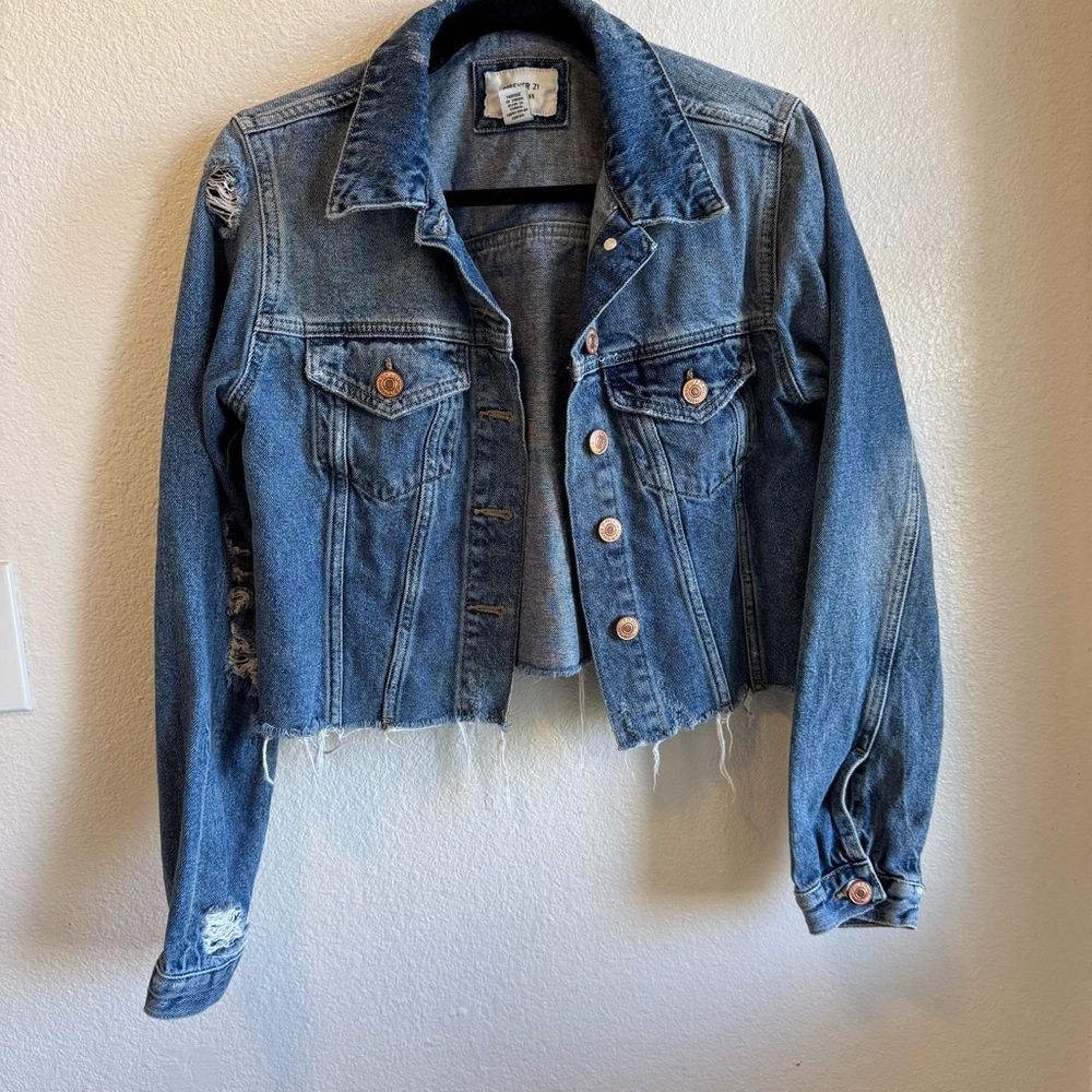 Forever 21 Distressed Cropped Denim Jacket Raw Hem Medium Wash